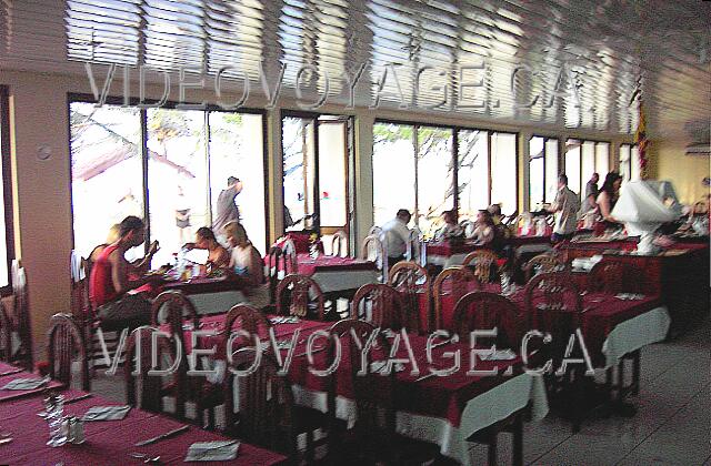 Cuba Varadero Oasis Islazul Le restaurant buffet possède une salle à manger de petite dimension.  Un buffet limité dans le choix, un service avec une ambiance de famille. Étant un petit hôtel, on apprend à connaître rapidement le personnel.