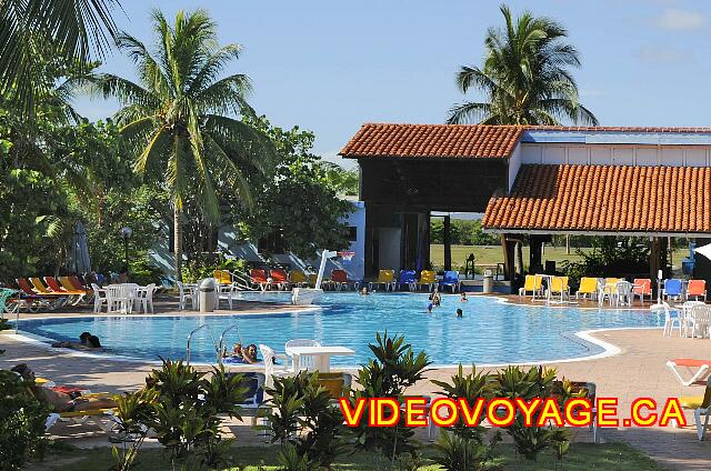 Cuba Varadero Bellevue Puntarena Playa Caleta Resort Una piscina de tamaño medio, varias sillas, pero muy pocas sombrillas ...