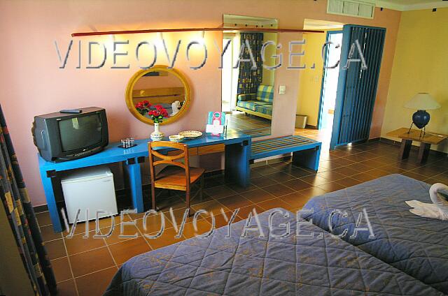 Cuba Varadero Be Live Experience Turquesa Refrigerator, TV, desk, mirrors, ...