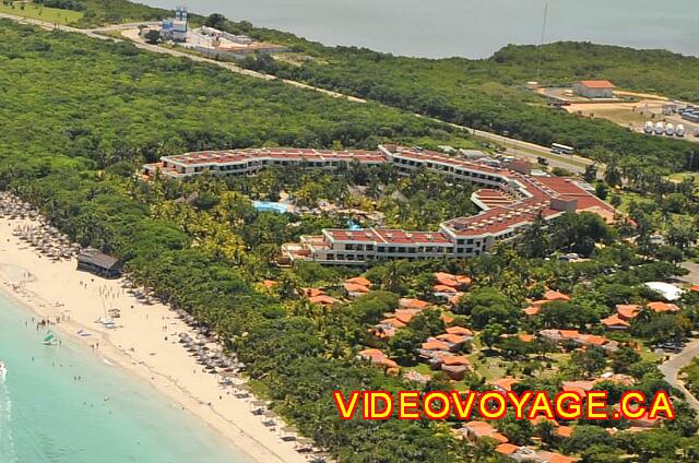 Cuba Varadero Sol Palmeras The main building in a U-shape with the nearby beach. Some rooms on the top floor have an ocean view.