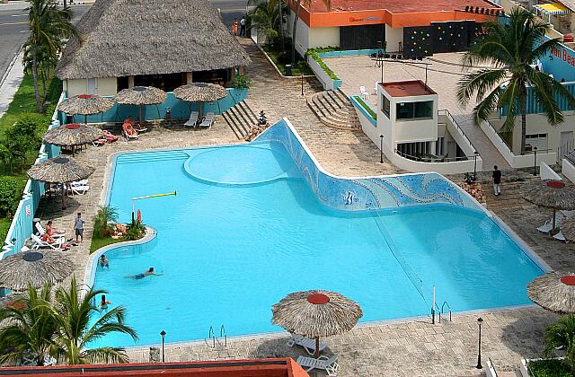 Cuba Varadero Sun Beach By Excellence Style Hotels Una piscina de tamaño pequeño. Una pequeña terraza alrededor de la piscina, algunas tumbonas y sombrillas.