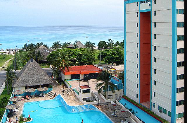 Cuba Varadero Sun Beach By Excellence Style Hotels La playa a 200 metros. A la izquierda, un pequeño camino para llegar a la playa.