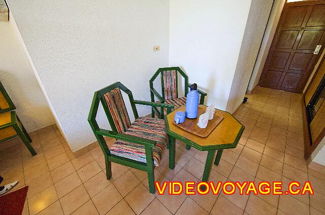 Cuba Varadero Villa Tortuga Avec une petites tables et des chaises.