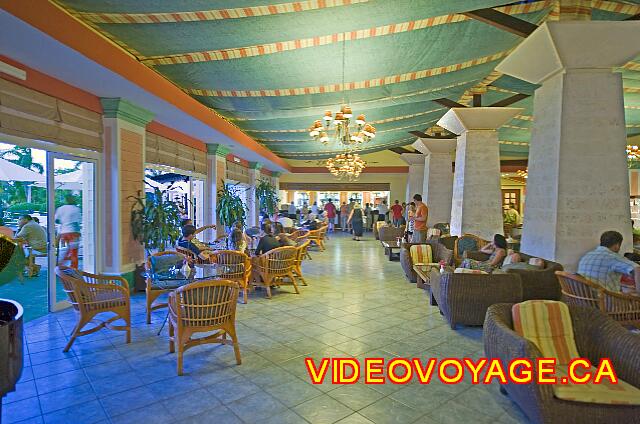 Cuba Varadero Melia Peninsula Varadero El lobby bar con una terraza al aire libre en la izquierda.
