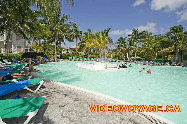 Cuba Varadero Melia Peninsula Varadero La piscine principale est situé assez près de la plage.