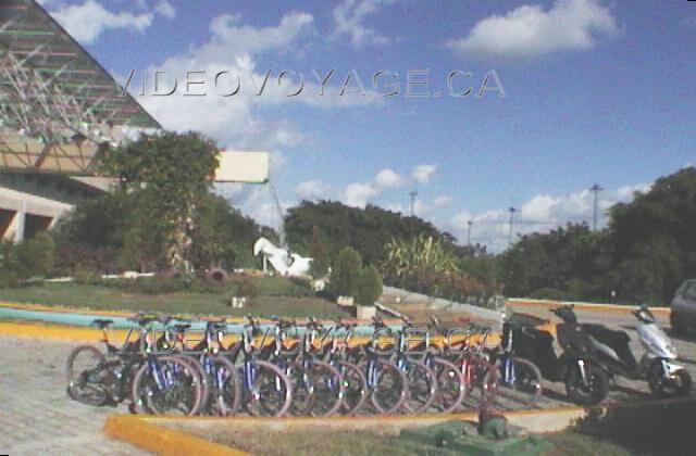 Cuba Varadero Tuxpan En la entrada del hotel, bicicletas y ciclomotores en alquiler.