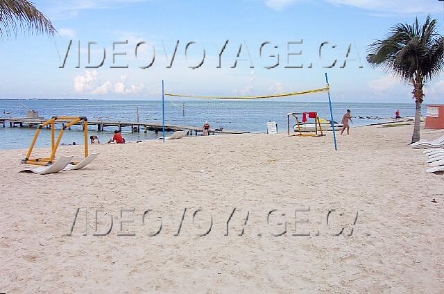 Mexique Cancun Aquamarina Beach Des panier pour le  basketball et un filet pour le volleyball.