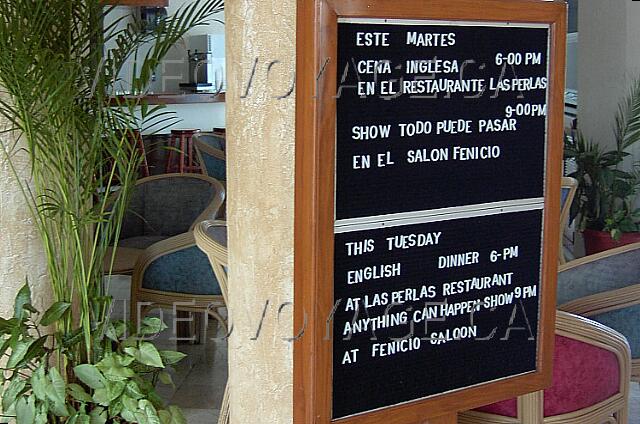 Mexique Cancun Aquamarina Beach Une table de massage et la vente d'excursion de plongé sous-marine sur la plage.