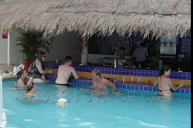 Mexique Cancun Aquamarina Beach El bar de la piscina.