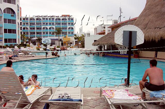 Mexique Cancun Aquamarina Beach Many chairs with shelter for the sun.