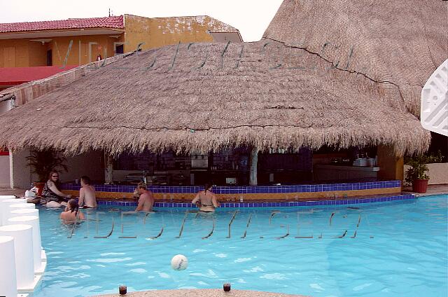 Mexique Cancun Aquamarina Beach Another hot tub on the terrace.