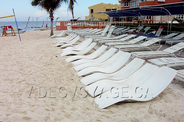 Mexique Cancun Aquamarina Beach Peu de vague. De l'algue à moins de 50 mètres.