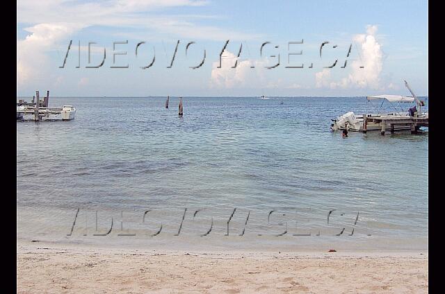 Mexique Cancun Aquamarina Beach La plage vers l'est termine au canal pour entrer dans la lagune à moins de 300 mètres.