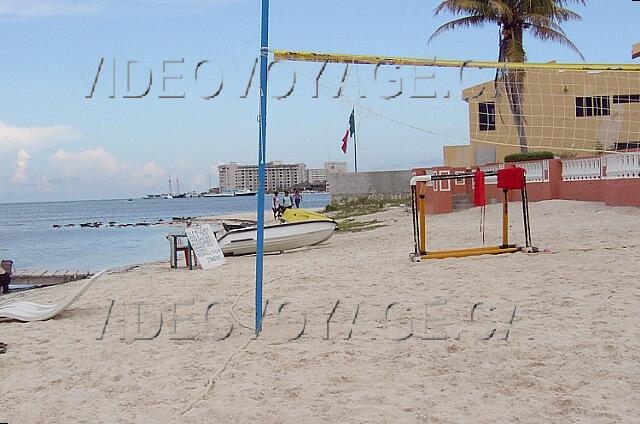 Mexique Cancun Aquamarina Beach Avec des chaises que l'on peut amener dans l'eau.