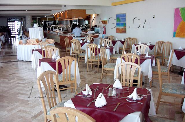 Mexique Cancun Aquamarina Beach The dining room and the buffet at the bottom.