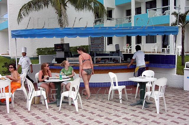 Mexique Cancun Aquamarina Beach Un snack bar junto a la piscina.