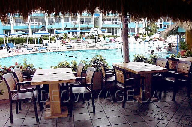 Mexique Cancun Aquamarina Beach Le restaurant La Palapa sur le bord de la piscine.