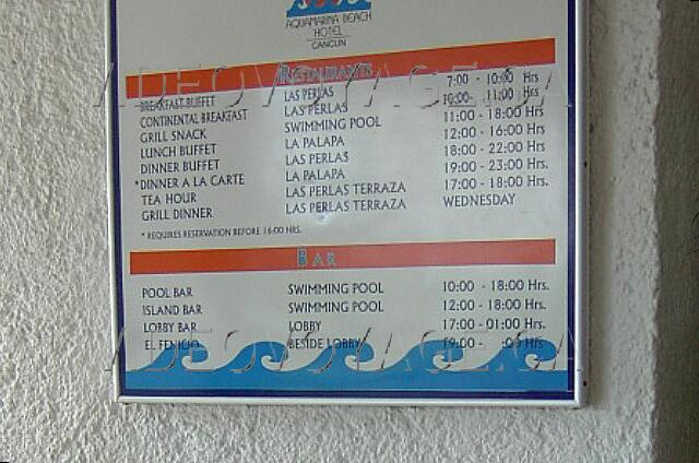 Mexique Cancun Aquamarina Beach L'horaire des restaurants et des bars est affiché dans le Lobby.