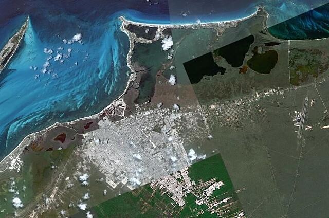 Mexique Cancun Aquamarina Beach A la derecha, un edificio del hotel Oasis Cancún en la playa. A la derecha, uno de los dos restaurantes tipo buffet en el Oasis Cancún.