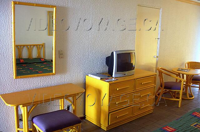 Mexique Cancun Carrousel A mirror, TV, desk, table and chairs with one of the two connecting doors.