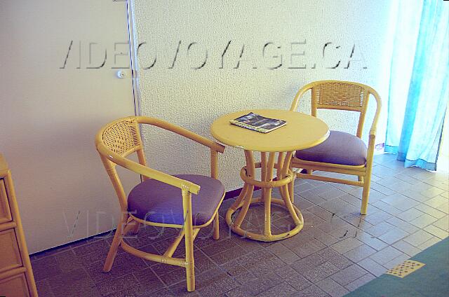 Mexique Cancun Carrousel The table with two chairs.