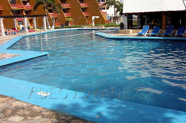 Mexique Cancun Carrousel Le filet de volleyball dans la piscine. Le restaurant buffet à droite.