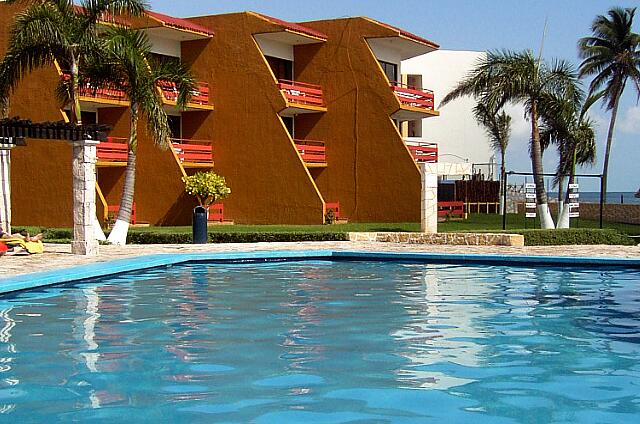 Mexique Cancun Carrousel The rooms are near the beach and pools.