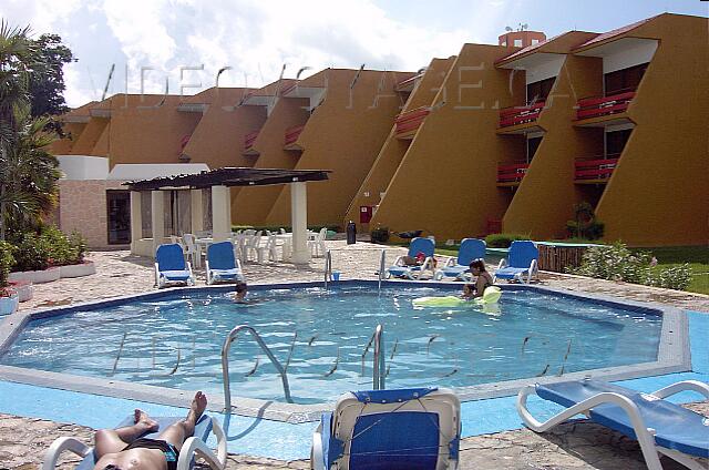 Mexique Cancun Carrousel A second pool for children. There are sunbeds but no umbrellas.