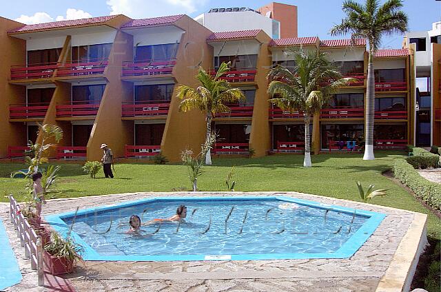 Mexique Cancun Carrousel The final pool for the little ones. No chairs and no umbrella.