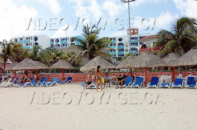 Mexique Cancun Carrousel Several lounge chairs and umbrellas on the beach.