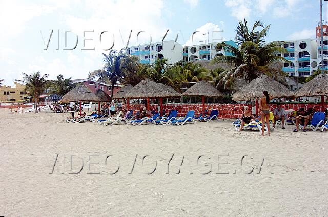 Mexique Cancun Carrousel The restaurant and bar on the beach.