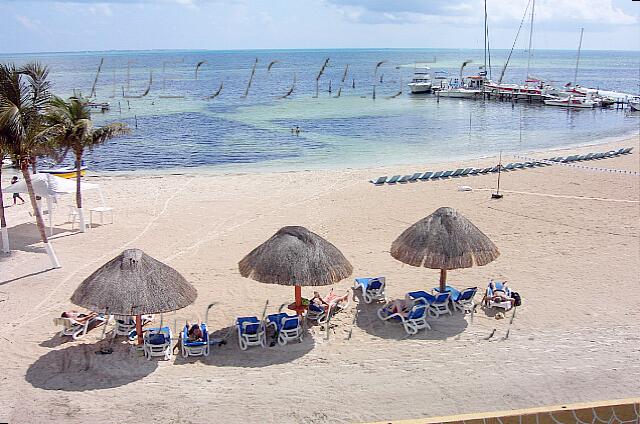 Mexique Cancun Carrousel Between two docks for boats. A beautiful beach, but much seaweed, no reef and shallow.