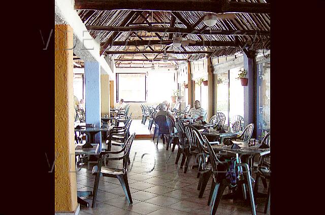 Mexique Cancun Carrousel A single dining room with a view of the beach.