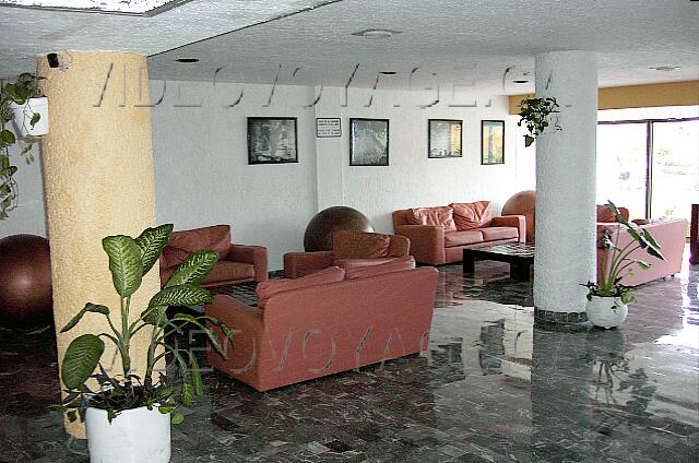 Mexique Cancun Carrousel Some sofas in the lobby.