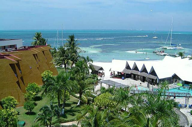 Mexique Cancun Carrousel A hotel right on the beach.