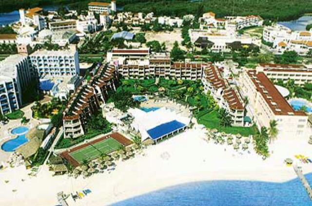 Mexique Cancun Carrousel Buildings on the outskirts of the rooms of the ground, leaving the center of the open field.