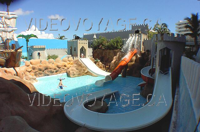 Mexique Cancun Crown paradise La piscine est vaste, avec de nombreuses glissades d'eau.