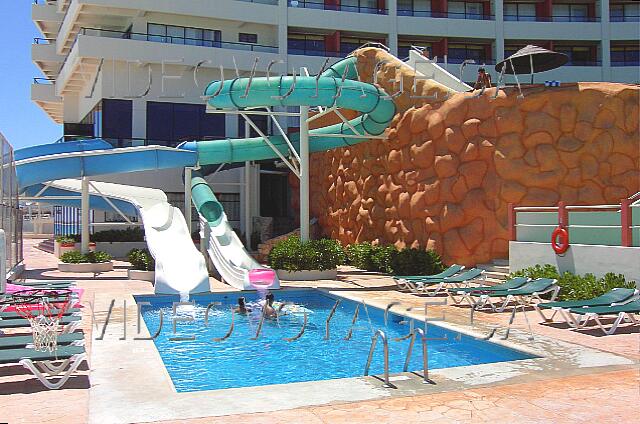 Mexique Cancun Crown paradise Une petite piscine avec deux glissades assez hautes