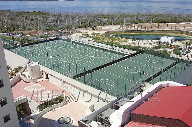 Mexique Cancun Crown paradise Les deux terrains de tennis qui peuvent être utilisé pour le basketball aussi et Un terrain de soccer. Du coté nord du site, il y a 2 autres terrains de tennis.