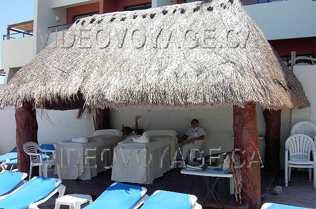 Mexique Cancun Crown paradise Se ofrecen masajes pero no está incluido en la piscina secundaria.