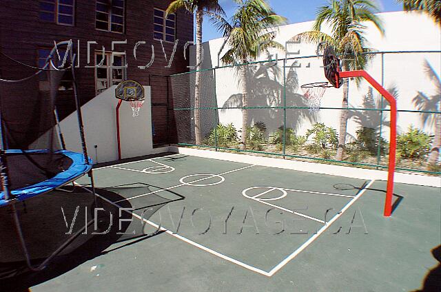 Mexique Cancun Crown paradise Le terrain de basketball du mini-club