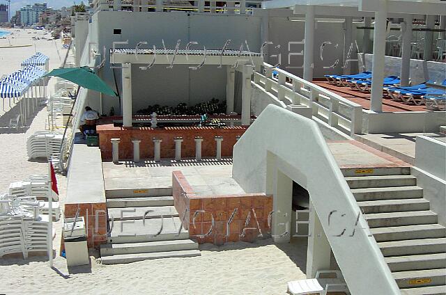 Mexique Cancun Crown paradise The beach service is available. Left in the dark, one of the lifeguards who monitor the beach.