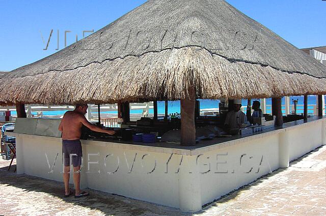 Mexique Cancun Crown paradise The Las Brisas bar with a snack bar La Concha & Tutuch near the main pool.