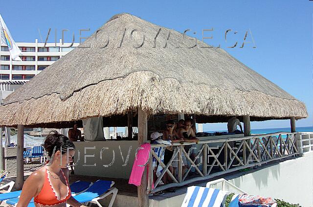 Mexique Cancun Crown paradise The Concha bar by the pool side