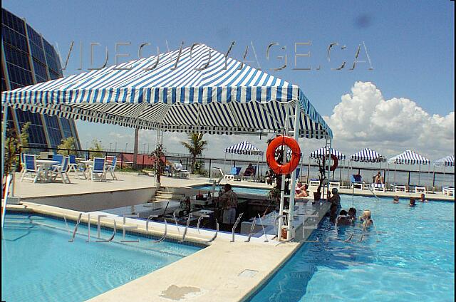 Mexique Cancun Crown paradise offers service in the pool or outside the pool.