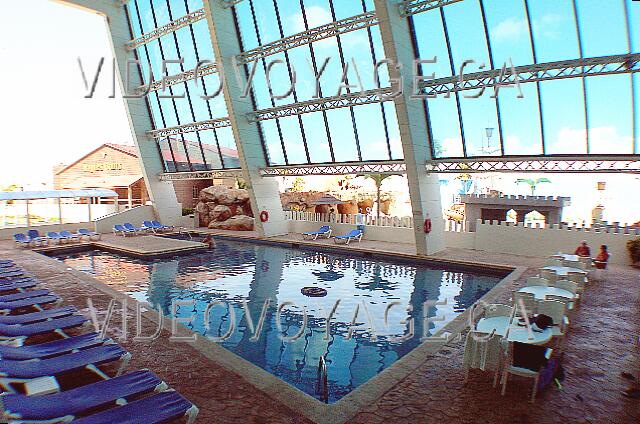 Mexique Cancun Crown paradise La piscina Coco Loco es pequeño. Está abierto a los clientes de 7.00 a 22.00.