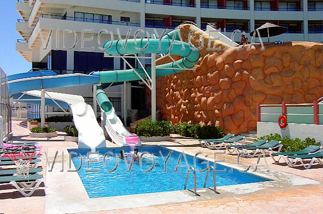 Mexique Cancun Crown paradise Los adolescentes de la piscina con dos toboganes de agua