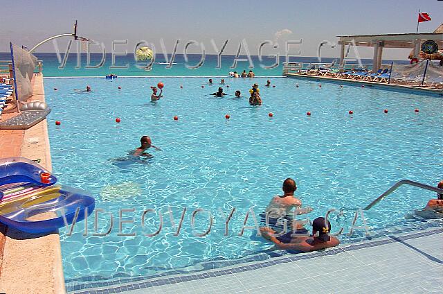 Mexique Cancun Crown paradise La piscina principal es el más popular. A la izquierda, un techo para protegerse del sol.