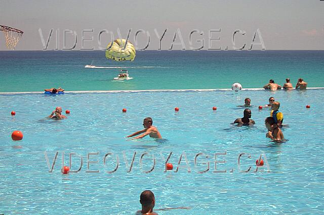 Mexique Cancun Crown paradise La piscina principal termina en la playa.