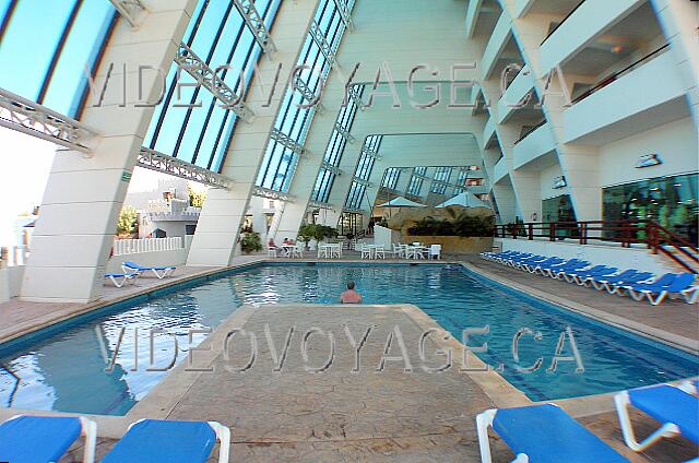 Mexique Cancun Crown paradise Une piscine tranquille. Impressionante structure...